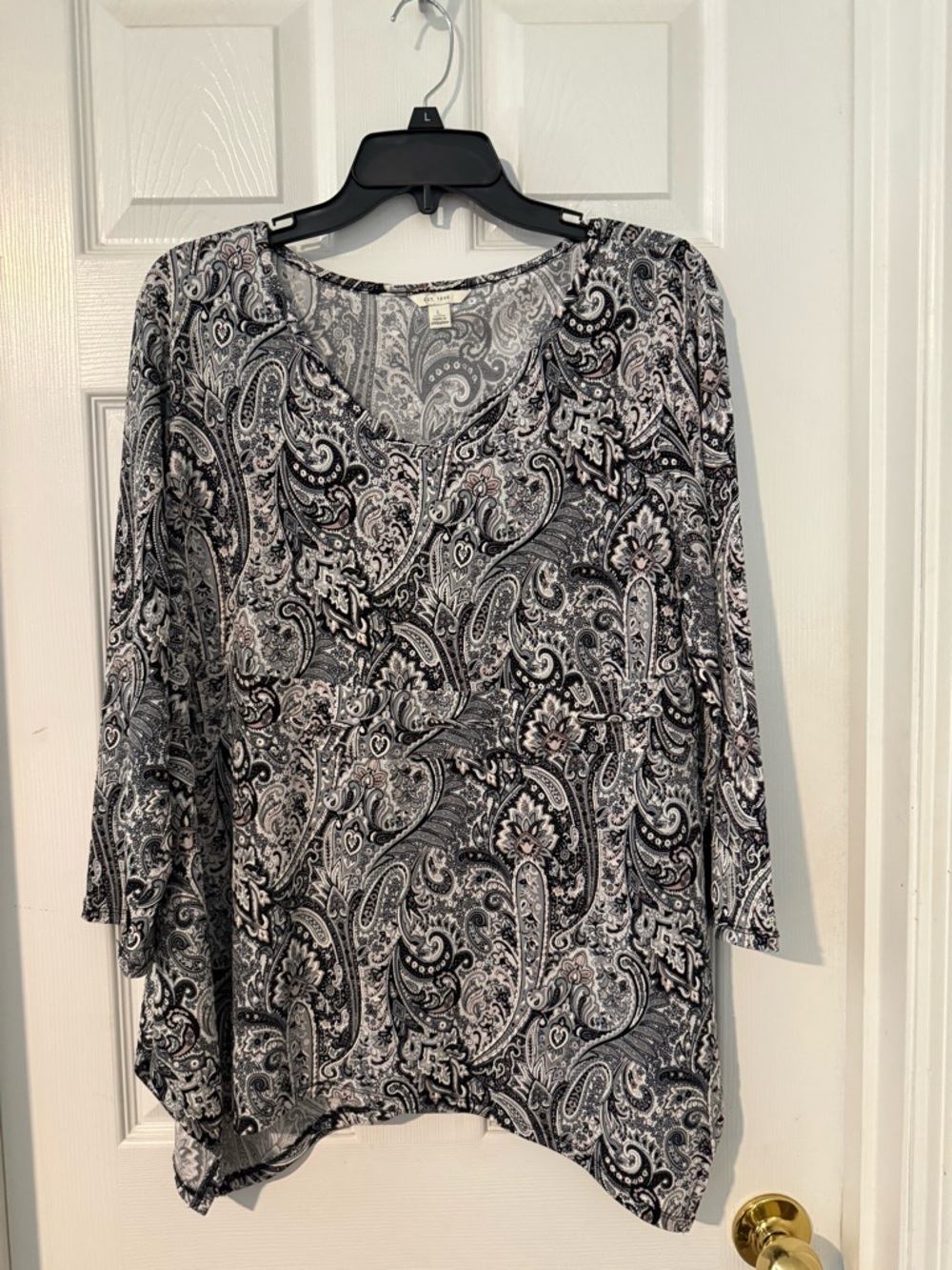 Black & White Paisley V-Neck Tunic Top by